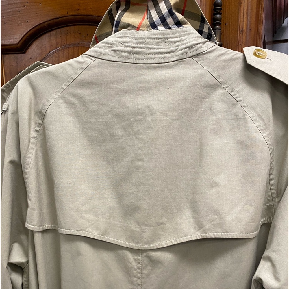 Burberry trench coat, belted, side pockets, hidden button. Burberry logo collar